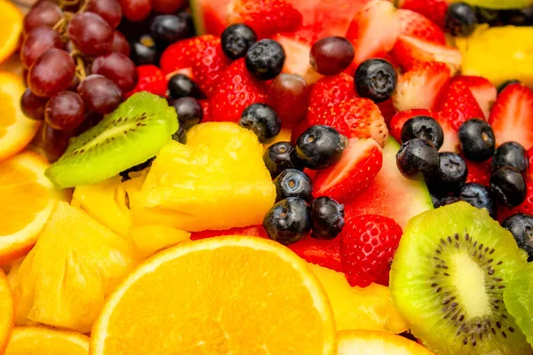 Cesto di verdure fresche su banco di mercato all’aperto